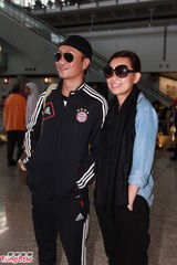 组图：郑中基携手太太回香港 笑纳“香港最低级”