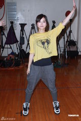 组图：Twins为演唱会彩排 表演嘉宾Boyz助阵