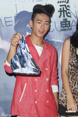 组图：青鸟飞鱼台湾水土不服 宣传新专辑获赠泳衣