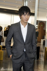 组图：秦昊时尚亮相男装活动 戛纳回归成品牌新宠