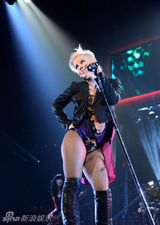 组图：P!nk高空倒吊演唱 与舞伴激情肉搏