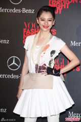 组图：徐若瑄乘千万跑车压轴登场 昆凌维护周董