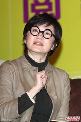 组图：林青霞短发眼镜办朗读会