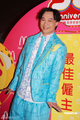 高清图：容祖儿包装纸裙现身 与陈奕迅大跳竹舞