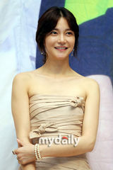 组图：金素妍车艺莲等宣传新剧 清一色超短抹胸裙