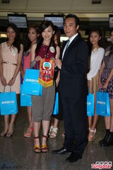 组图：港姐选手赴巴黎拍外景 17位佳丽送行