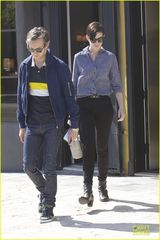 组图：海瑟薇爱上中性装 帅气小衬衫与老公购物