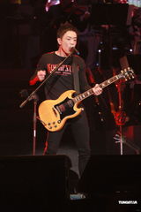 组图：黄贯中开唱未见朱茵 陈豪黄德斌助阵