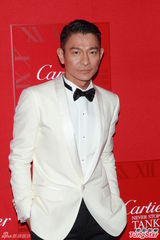 组图：刘德华西装领结变王子 生日愿望再添丁