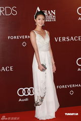 幻灯：亚洲电影大奖红毯 桂纶镁亭亭玉立似女神