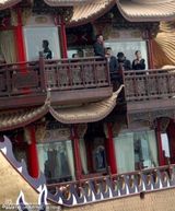 组图：刘德华坐龙船游西湖显霸气 向游客挥手致意