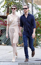 组图：安妮海瑟薇装扮清新可人 与未婚夫十指紧扣