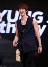 高清组图：韩星金亨俊开生日会 帅气热舞与粉丝互动