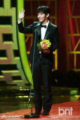 组图：第8届首尔电视颁奖礼 吴奇隆获人气奖