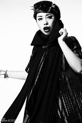 组图：黄绮珊新照全曝光 黑白大片演绎另类时尚