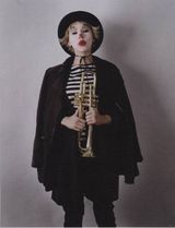 组图：斯嘉丽登《W》6月号封面 女扮男装化身小丑