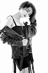 组图：辛芷蕾湿身魅惑出镜 变狂野摇滚女郎