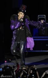 幻灯图集：《美偶》冠军亚当-兰伯特加拿大开唱