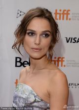 组图：《歌曲》发布会 奈特利抹胸裙清新靓丽