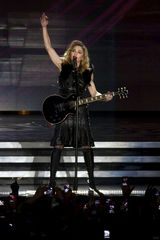 组图：麦当娜挑逗肌肉男上演致命诱惑