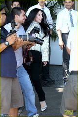 组图：Lady Gaga淡妆出镜 通勤造型耳目一新