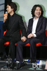 组图：姜素拉黑裙透视装亮相《帕瓦罗蒂》发布