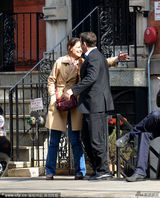 组图：前阿汤嫂凯蒂与神秘男子共餐 拥抱亲昵