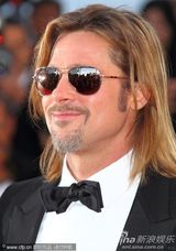 组图：皮特戛纳走秀长发黑超显帅气