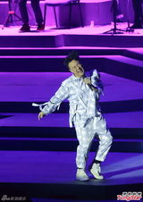 组图：陈奕迅澳门癫狂开唱 猛甩布条歌衫潮翻天