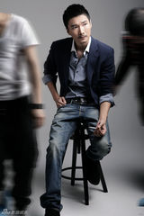 组图：李泰拍蓄须写真 显干练硬朗男人味