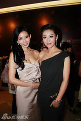 组图：苗圃亮相上影节红毯黑裙端庄