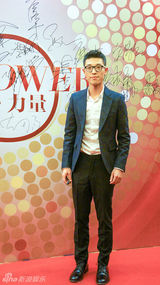 组图：张赫宣现身颁奖盛典 获封年度人气男歌手