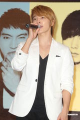 组图：SJ-M台北签唱会 兄弟情深互喂台湾小吃