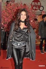 组图：周秀娜性感造型亮相 乳沟曼妙事业线诱人