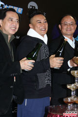 组图：陈奕迅台北火热开唱 台上大玩变装秀