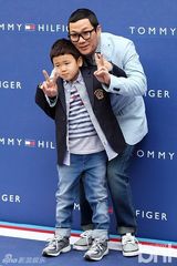 组图：神起昌珉FT在真刘仁娜等为品牌站台