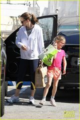 组图：小本妻女现身披萨聚会 穿着随性惬意