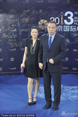 组图：陈凯歌陈红夫妇亮相 低调秀恩爱