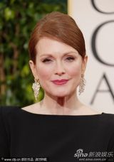 组图：朱莉安-摩尔黑白裙低调雍容