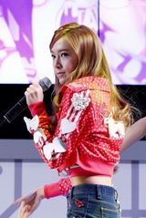 组图：少女时代白瓷皮肤 性感网袜吐舌娇媚