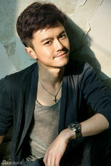 组图：唐以诺简约写真尽显熟男儒雅魅力