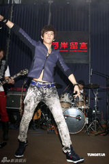 幻灯组图：汪东城助阵“晚生”送吉他秘笈