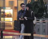 组图：冯绍峰倪妮十指紧扣现身机场秀恩爱