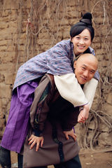 组图：练束梅黄志忠《皮五》曝花絮温馨搞笑