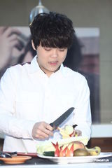 组图：曾昱嘉将开唱压力大 郭书瑶亲自下厨煮补品