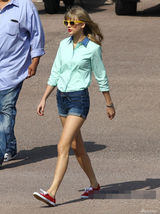 组图：泰勒拍新歌MV玩蹦床跳 热裤秀白皙美腿