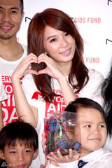 组图：Hebe亲切可爱热心公益 透露Ella赴美学英文