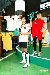 幻灯图：何韵诗宣传南非世界杯 不赞成出书讲梅姐