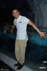 组图：刘德华亲自喂企鹅 调查爱女出生证明曝光