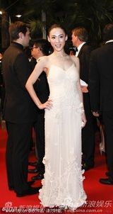 组图：张柏芝优雅白裙亮相《金钱之味》首映